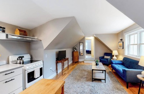 Castine House | Comfortable Getaway for Two w/Kitchenette - Right in the Heart of Downtown