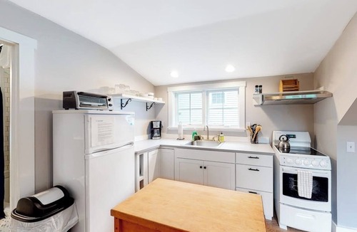 Castine House | Comfortable Getaway for Two w/Kitchenette - Right in the Heart of Downtown
