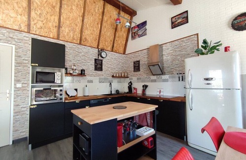 Carcassonne Villa | Comfortable gite well located bath/remous terrace enclosed garden dogs accepted!