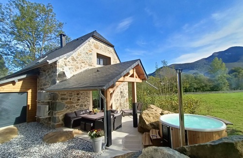Asson Ski Chalet | Comfortable gîte with Spa and Pyrenees view *