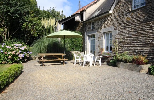 Les Loges-Marchis Cottage | Comfortable house with fireplace and garden in Normandy