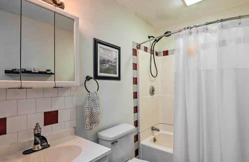 Hartford Apartment | Comfortable Hartford Apartment Near Downtown!