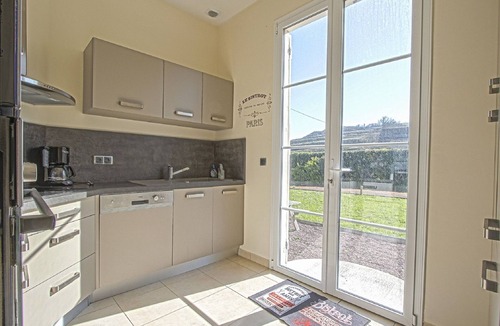 Sainte-Honorine-des-Pertes House | Comfortable holiday home with garden