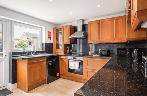 Wootton House | Comfortable Home away from Home with FREE Parking