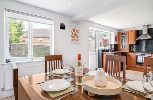 Wootton House | Comfortable Home away from Home with FREE Parking