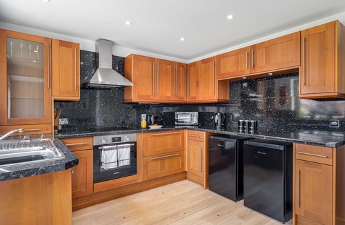 Wootton House | Comfortable Home away from Home with FREE Parking