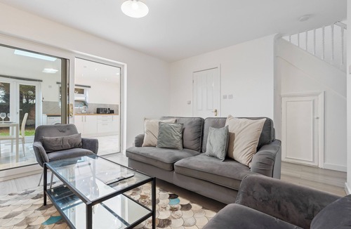 Little Holland House | Comfortable Home Away From Home