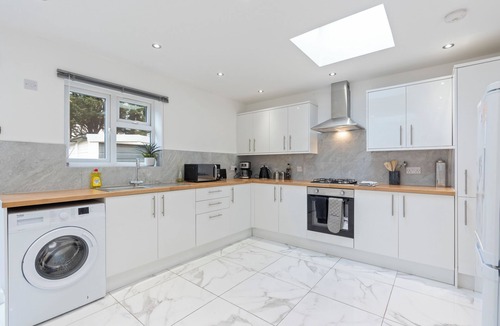 Little Holland House | Comfortable Home Away From Home