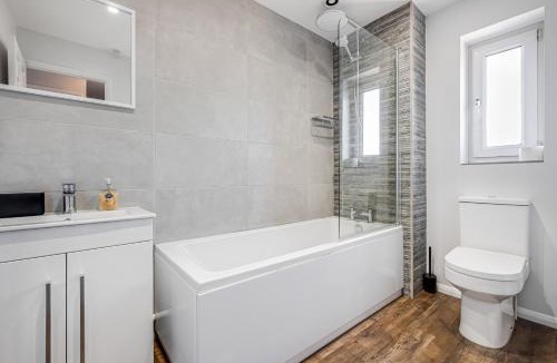 Wootton Apartment | Comfortable Home away from Home with FREE Parking