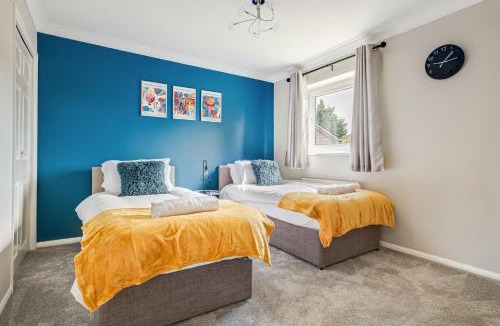 Wootton Apartment | Comfortable Home away from Home with FREE Parking