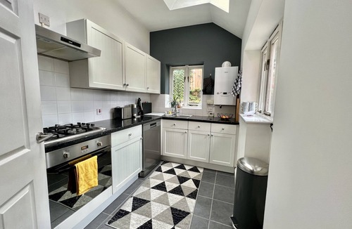 Milton Malsor House | Comfortable Home - Free Parking & Wi-Fi