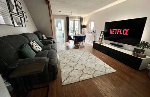 Milton Malsor House | Comfortable Home - Free Parking & Wi-Fi