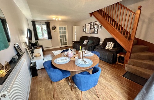 Milton Malsor House | Comfortable Home - Free Parking & Wi-Fi