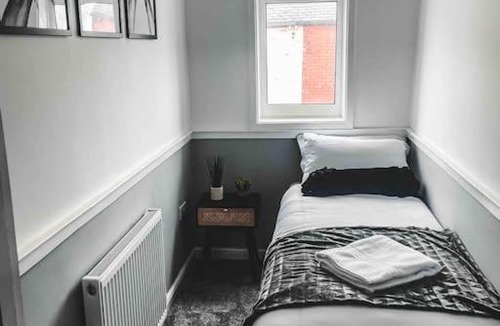 Farnworth House | Comfortable Home In Bolton