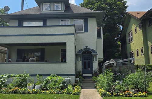 Oak Park Apartment | Comfortable home in historic Oak Park- open For Thanksgiving and Christmas!