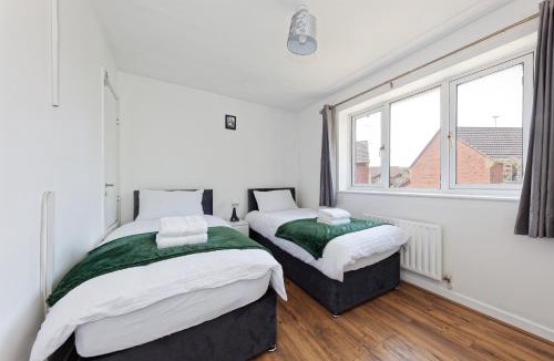 Greenhithe House | Comfortable Home in Kent, Sleeps 6 - Parking Available