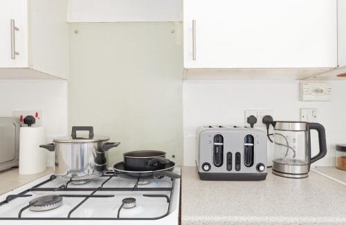 Greenhithe House | Comfortable Home in Kent, Sleeps 6 - Parking Available