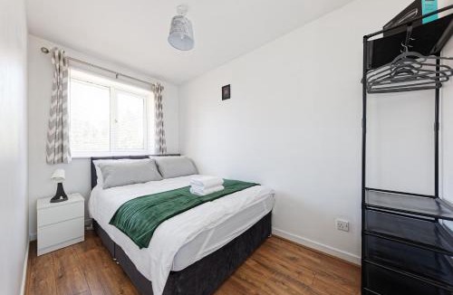 Greenhithe House | Comfortable Home in Kent, Sleeps 6 - Parking Available