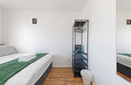 Greenhithe House | Comfortable Home in Kent, Sleeps 6 - Parking Available