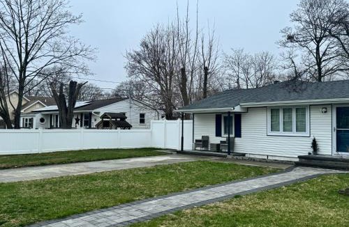 Central Islip House | Comfortable Home Near Everything