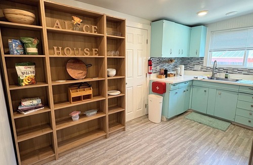 Hayward House | Comfortable House with a TV, Yard, Parking