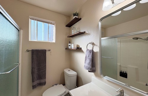 Hayward House | Comfortable House with a TV, Yard, Parking