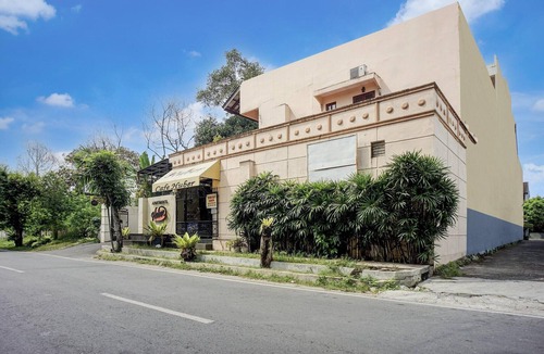 Medan House | Comfortable Indonesia Double Suite w/Free WiFi