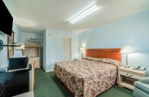Boise City Hotel | Comfortable King-Bed Room Near Comanche National Grasslands