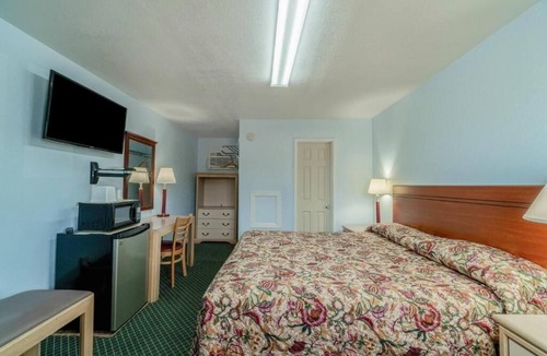 Boise City Hotel | Comfortable King-Bed Room Near Comanche National Grasslands