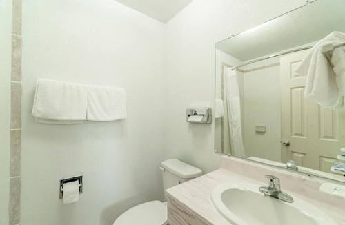 Boise City Hotel | Comfortable King-Bed Room Near Comanche National Grasslands