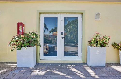 Mango Groves House | Comfortable Large Studio w/Pool at Lake Worth
