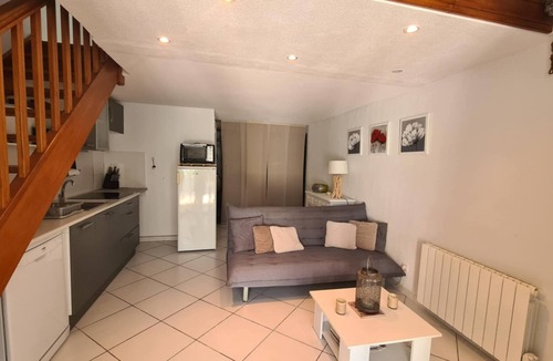 Port-la-Nouvelle Cabin | Comfortable lodge by the lake. Close to shops and beach!