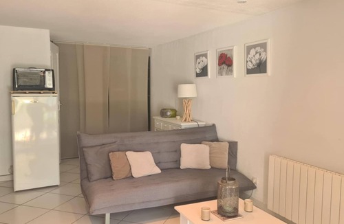 Port-la-Nouvelle Cabin | Comfortable lodge by the lake. Close to shops and beach!