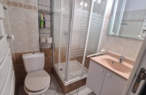 Port-la-Nouvelle Cabin | Comfortable lodge by the lake. Close to shops and beach!