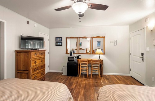 Glencoe Hotel | Comfortable Lodge Room 13 with Extra Amenities (2 doubles, pet-friendly)