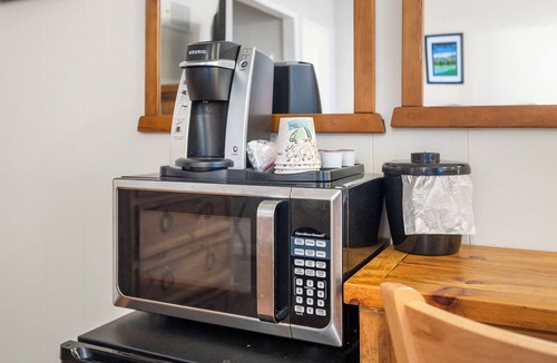 Glencoe Hotel | Comfortable Lodge Room 13 with Extra Amenities (2 doubles, pet-friendly)