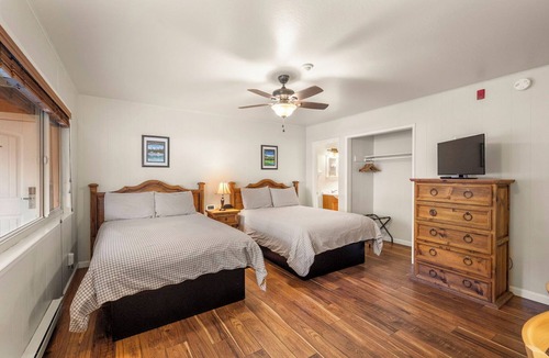 Glencoe Hotel | Comfortable Lodge Room 11 with Extra Amenities (2 doubles, no pets)