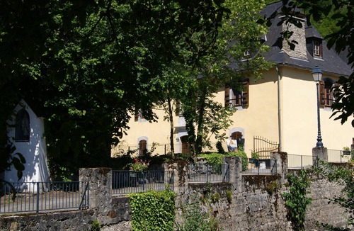 Aucun House | comfortable lodging facing mountain hiking cycling, cross-country skiing snowshoeing