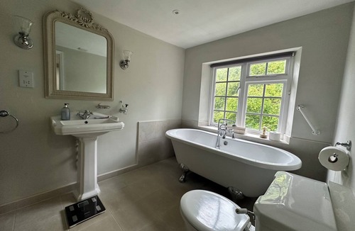 Pottersbury House | Comfortable luxury, swimming pool and gym, near Silverstone Circuit and Althorp.