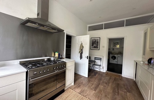 Pottersbury House | Comfortable luxury, swimming pool and gym, near Silverstone Circuit and Althorp.