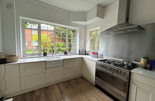 Pottersbury House | Comfortable luxury, swimming pool and gym, near Silverstone Circuit and Althorp.