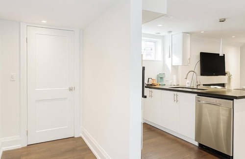 Fairview House | Comfortable Mississauga Stay, Private Entry, Laundry & Wi-Fi