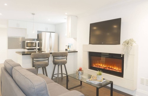 Fairview House | Comfortable Mississauga Stay, Private Entry, Laundry & Wi-Fi