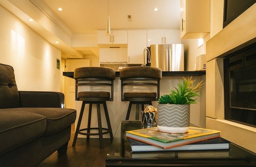 Fairview House | Comfortable Mississauga Stay, Private Entry, Laundry & Wi-Fi