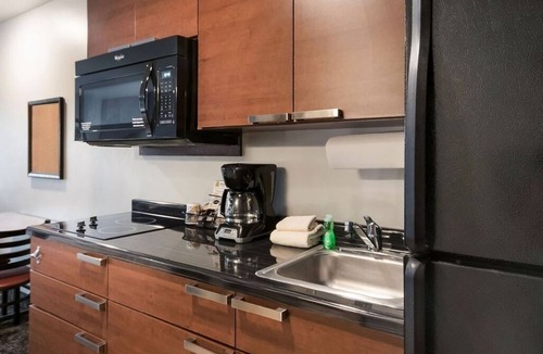 Grant Creek Hotel | Comfortable Missoula Stay | Plush Bed & Kitchenette Close to Airport