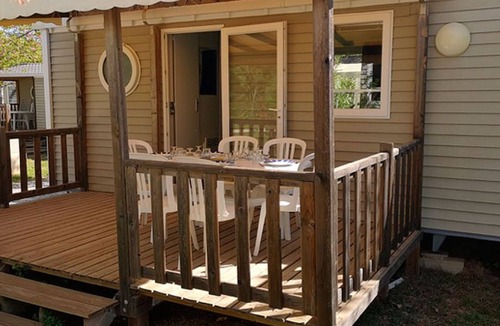 Collias House | Comfortable Mobile Home with Terrace in Collias