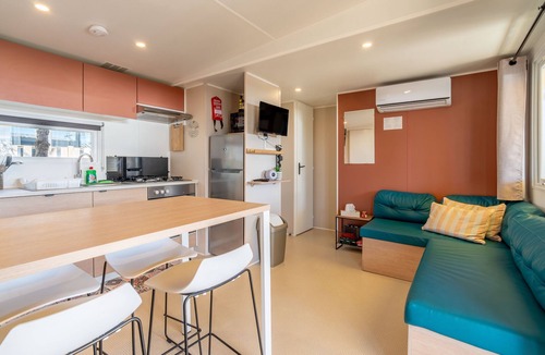 Vendres House | Comfortable Mobile Home at Domaine La Yole 5-Star Campsite