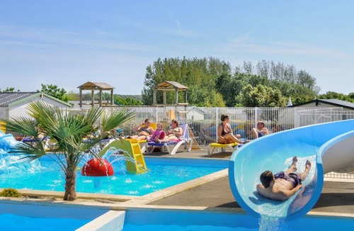 Brem Sur Mer House | Comfortable mobile home with terrace in Brem