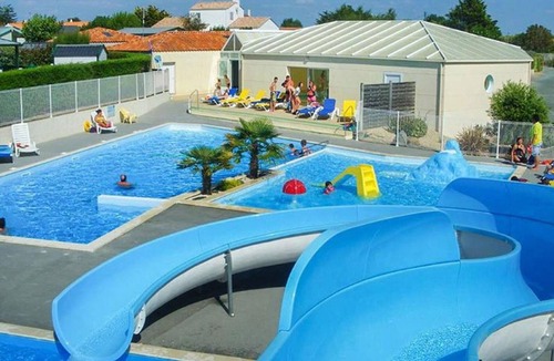 Brem Sur Mer House | Comfortable mobile home with terrace in Brem