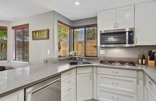 South Natomas House | Comfortable Modern 4 Bedroom/2 Bath Entire Home